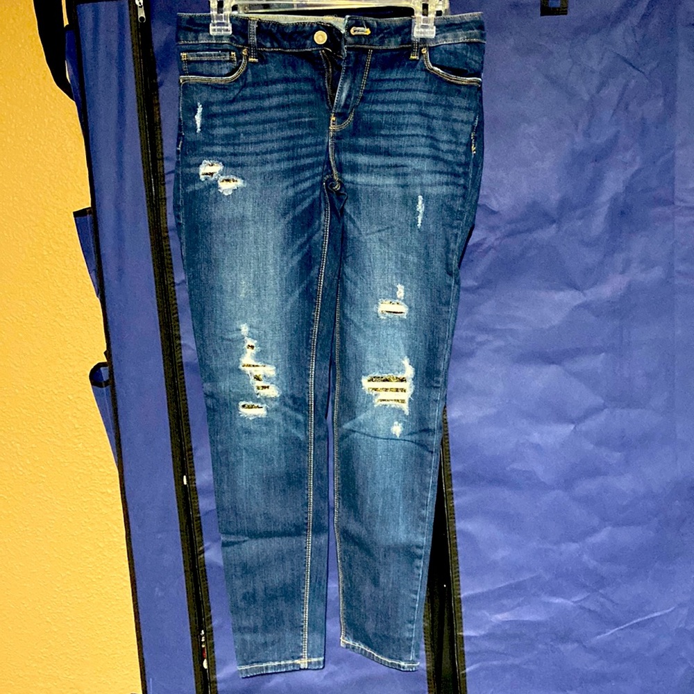 White House Black market size 6 skinny jeans sequence ripped in the front